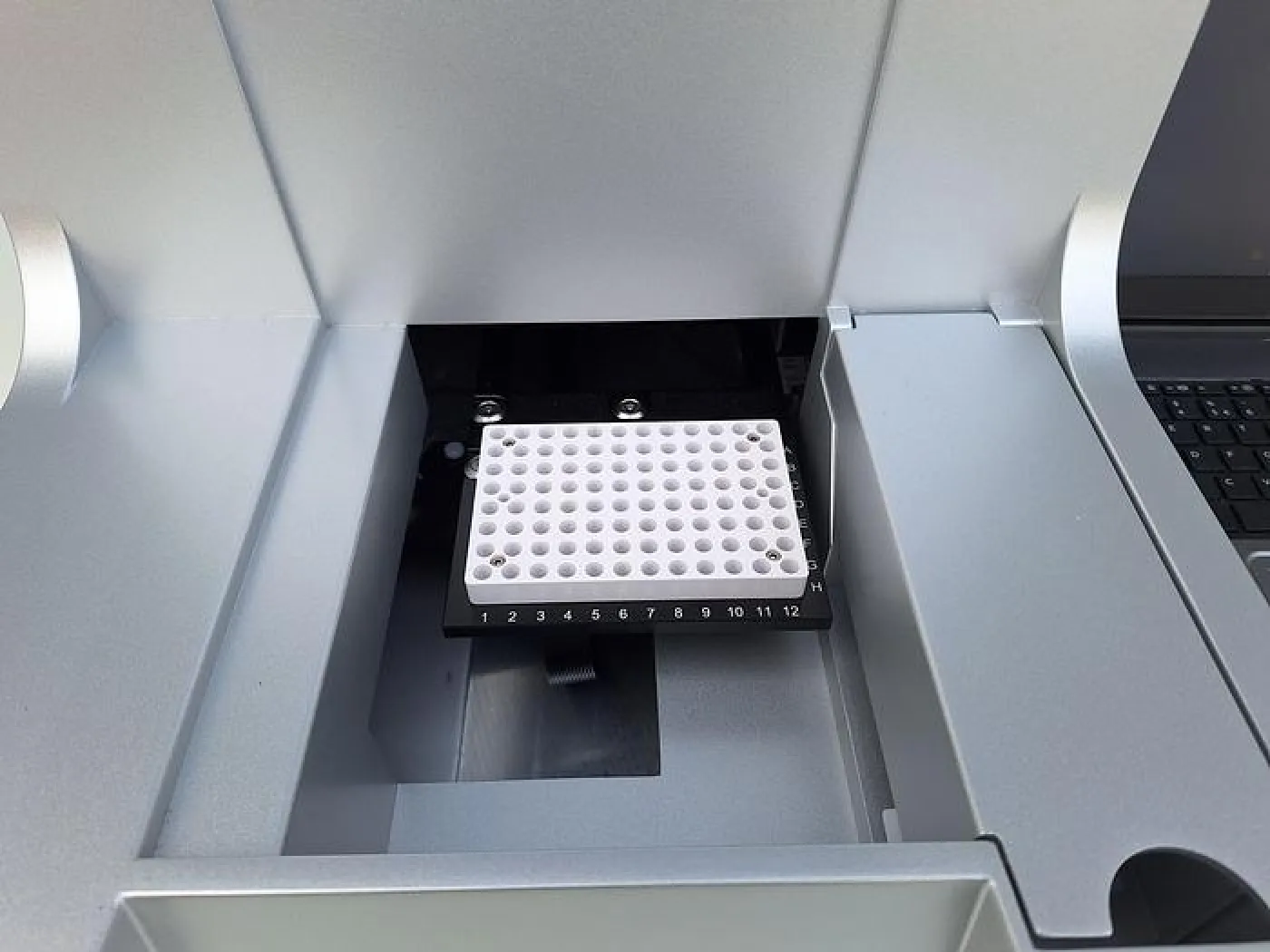 Qiagen QIAxcel Advanced DNA Analyzer plus Accessories - 3