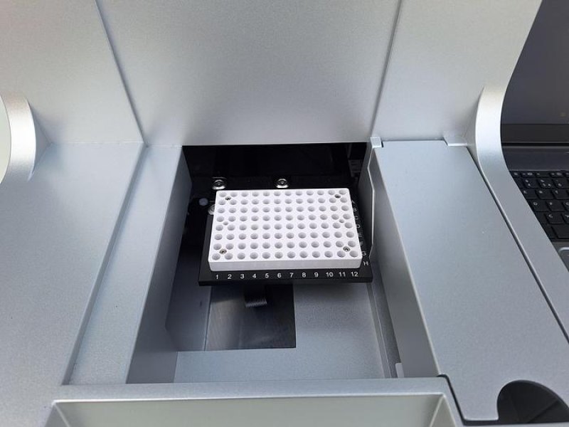 Qiagen QIAxcel Advanced DNA Analyzer plus Accessories