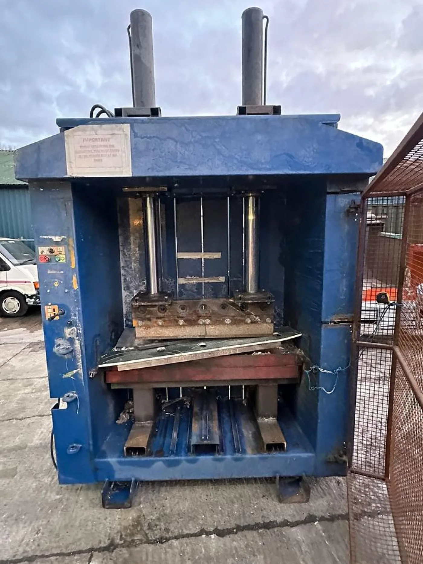 2011 MACFAB Vertical Guillotine - 1