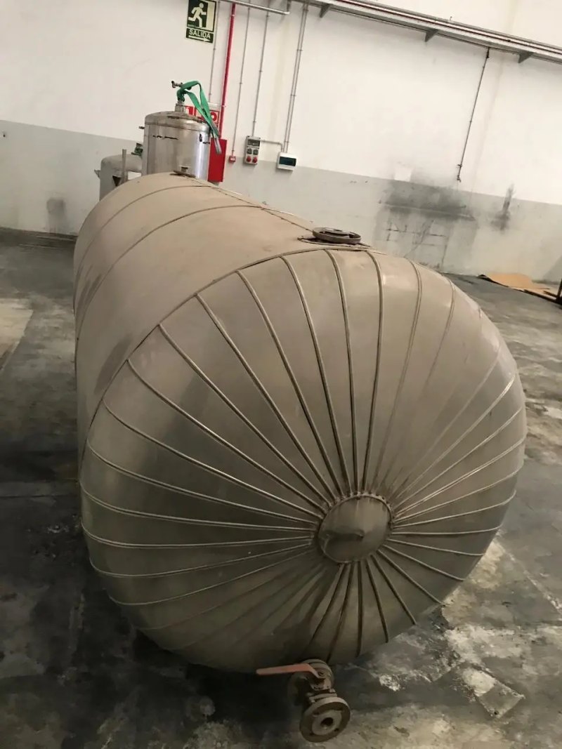 USED STAINLESS STEEL TANK 5000 LITERS