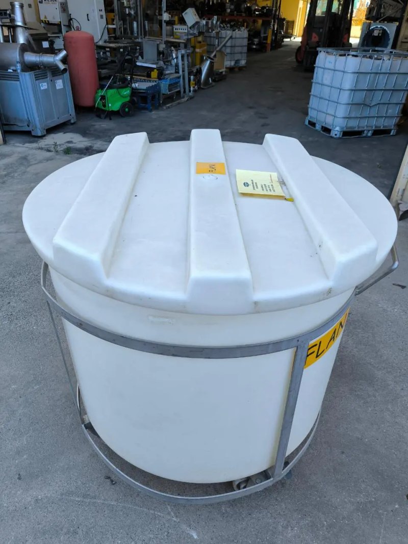 770 LITER PLASTIC TANK