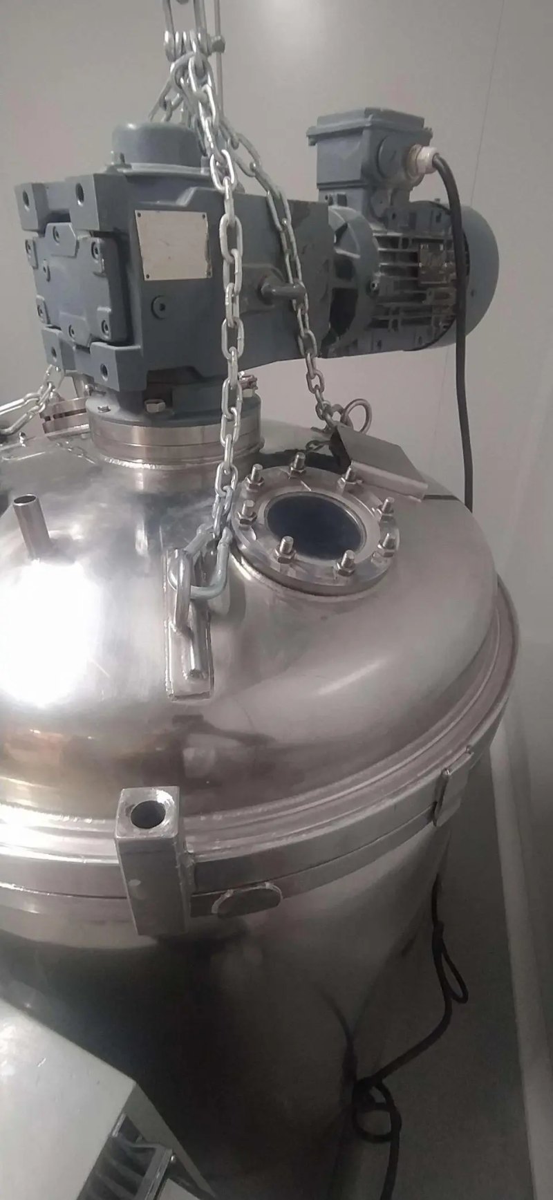 STAINLESS STEEL REACTOR 500 LITERS WITH AGITATION AND USED JACKET