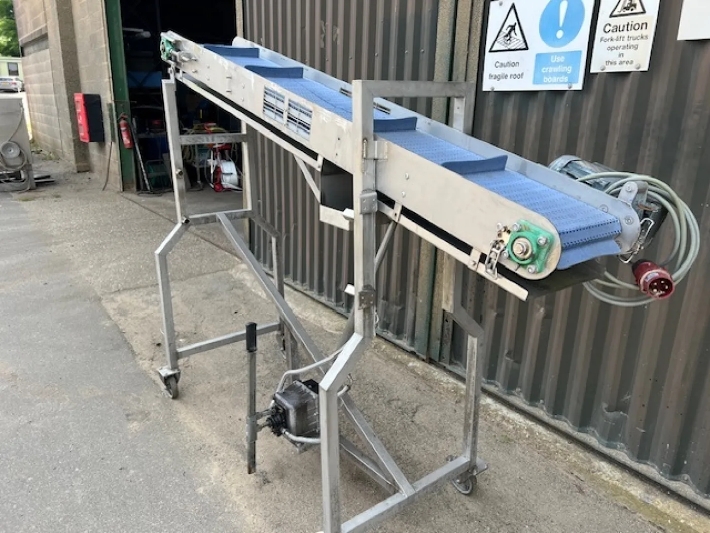 Incline Conveyor – Adjustable Height - 1