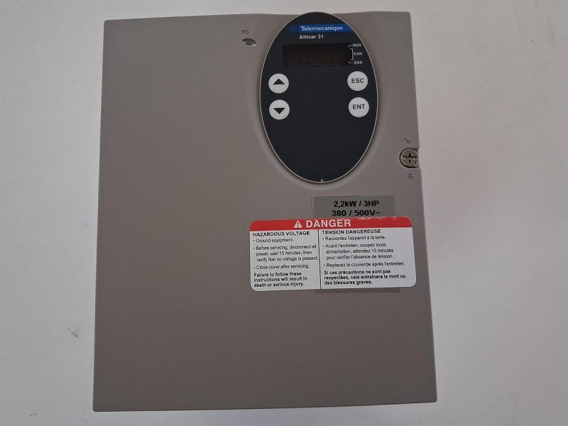 Schneider Electric Telemecanique Altivar 31 ATV31HU22N4 Frequency Inverter
