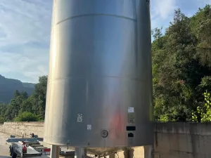 STAINLESS STEEL TANK 304 25,000 LITERS WITH AGITATION AND HERMETIC INSULATION