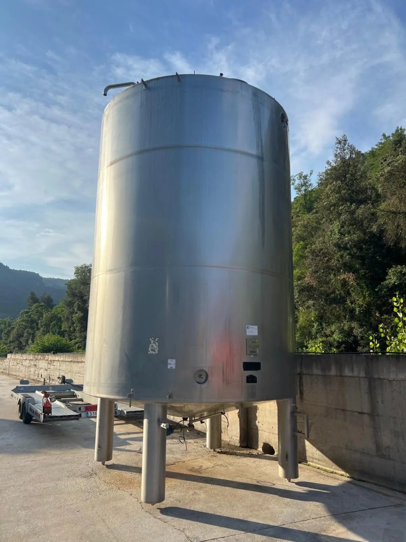 STAINLESS STEEL TANK 304 25,000 LITERS WITH AGITATION AND HERMETIC INSULATION