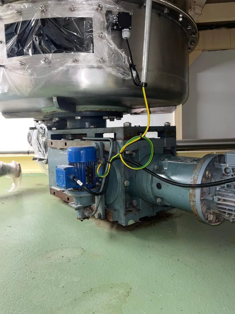 STAINLESS STEEL FEED HOPPER 2000 LITERS WITH AGITATION IN THE LOWER BOTTOM