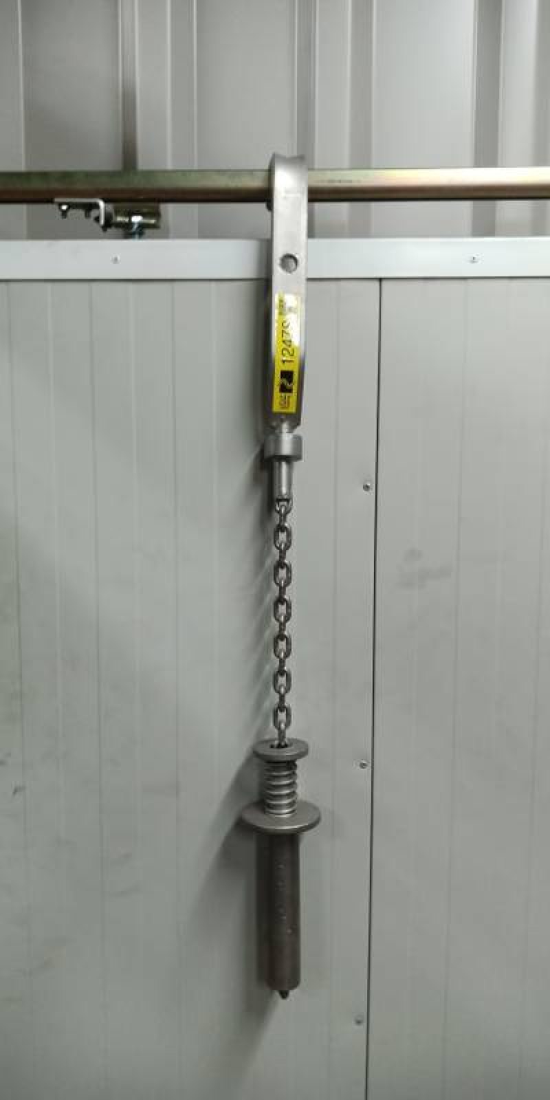 Pig bleeding shackle