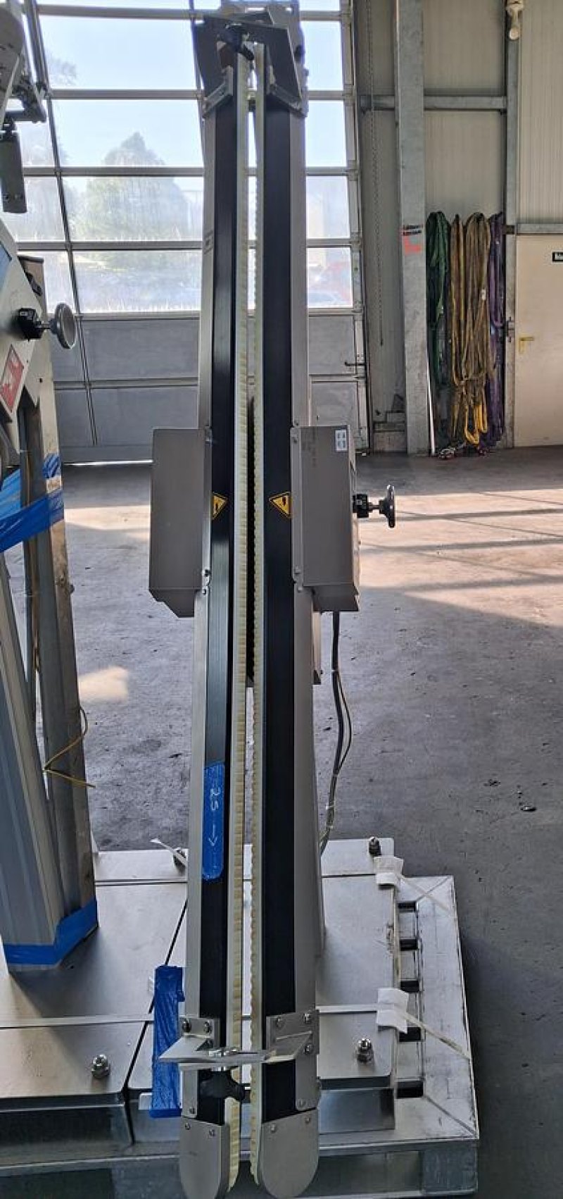 Inova Pharma Systems STS 2000 Vertikales Zuführ- und Transportsystem