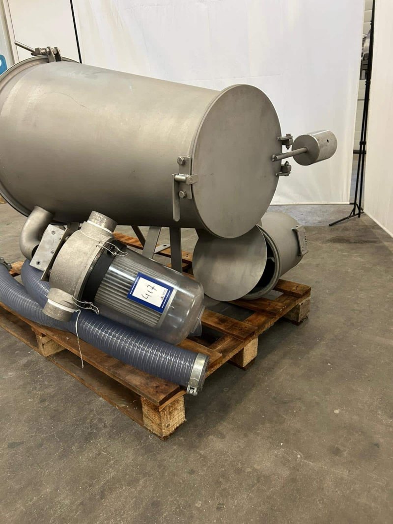 Vacuum system with pump