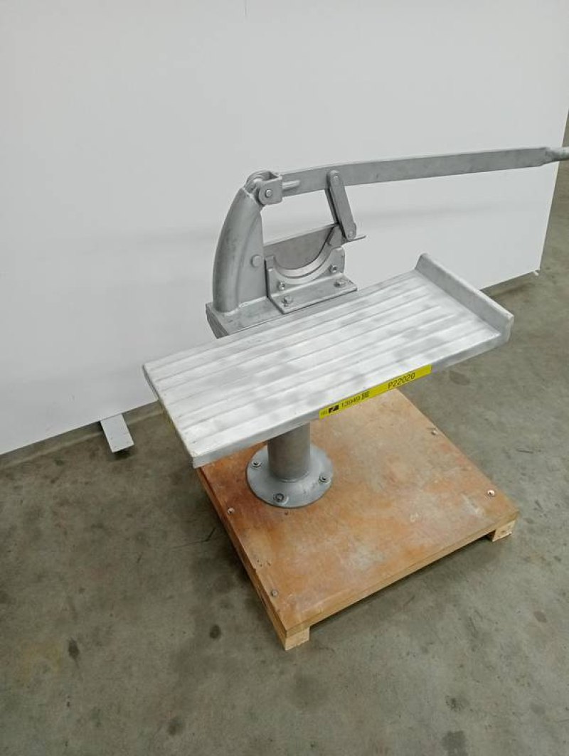 Manual leg cutter