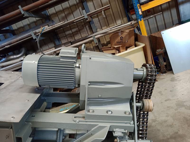 Screw press conveyor for dewatering