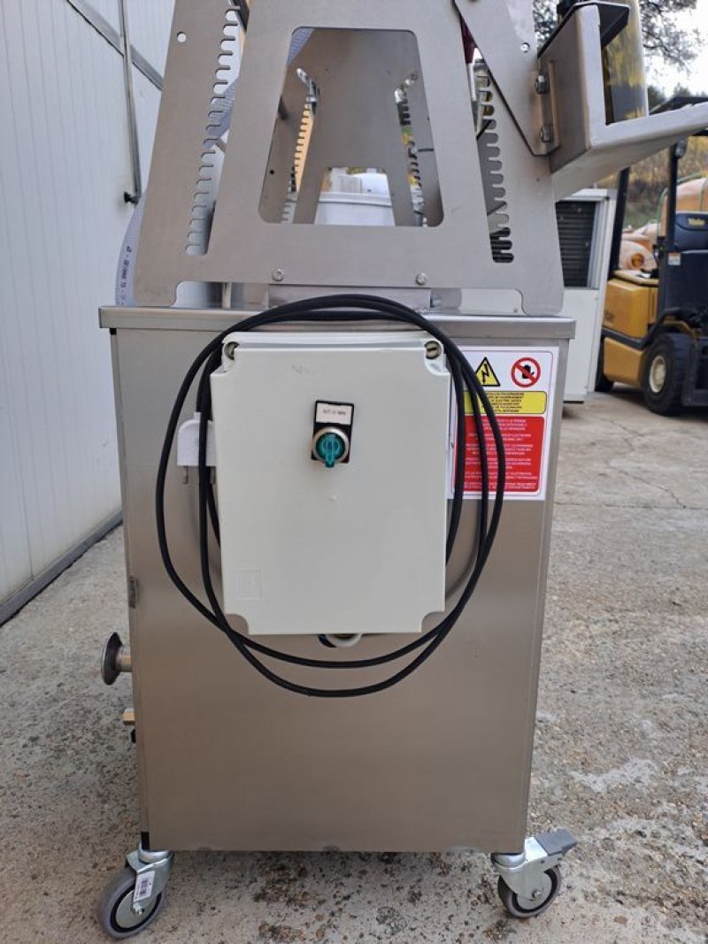IN-LINE FILLER 6 NOZZLES FIRM MF IN STAINLESS STEEL ON WHEELS, SECOND HAND MACHINE