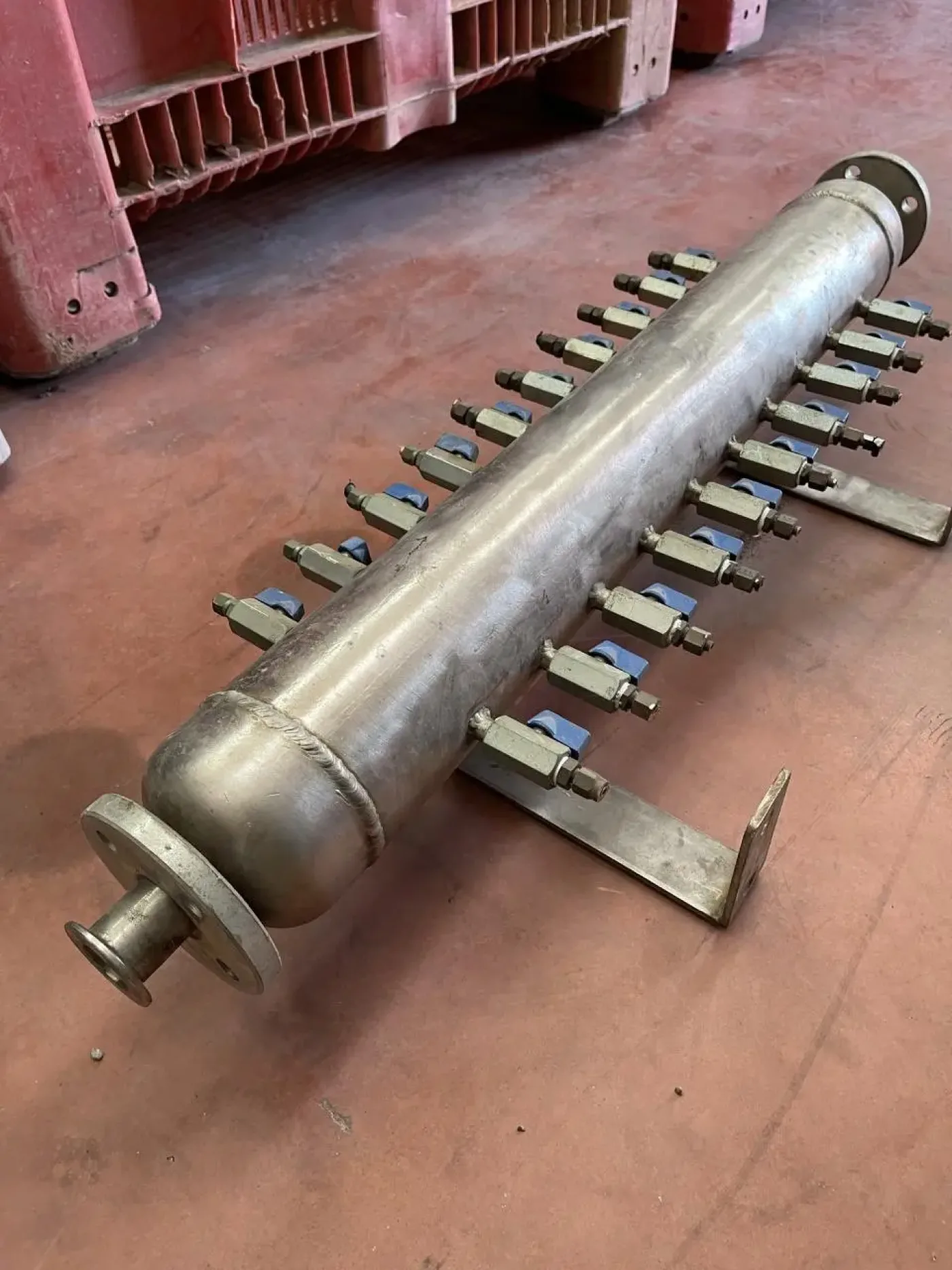 USED STAINLESS STEEL COMPRESSED AIR DISTRIBUTOR - 6