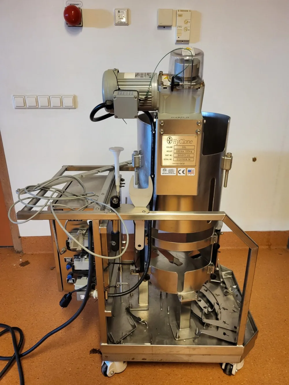 2369 - Used HyClone 50l single use bioreactor with motormixer on rolling cart