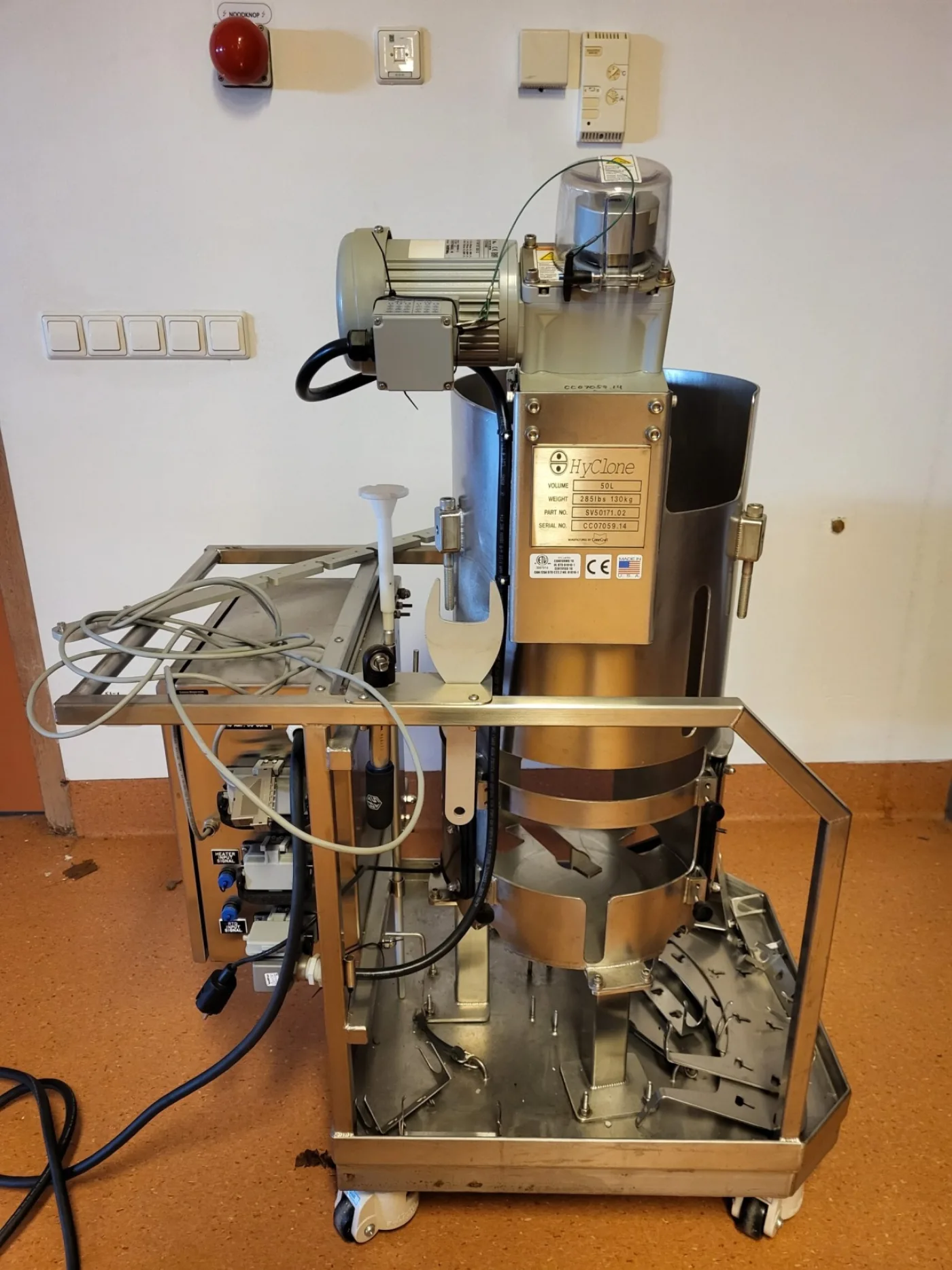 2369 - Used HyClone 50l single use bioreactor with motormixer on rolling cart - 1