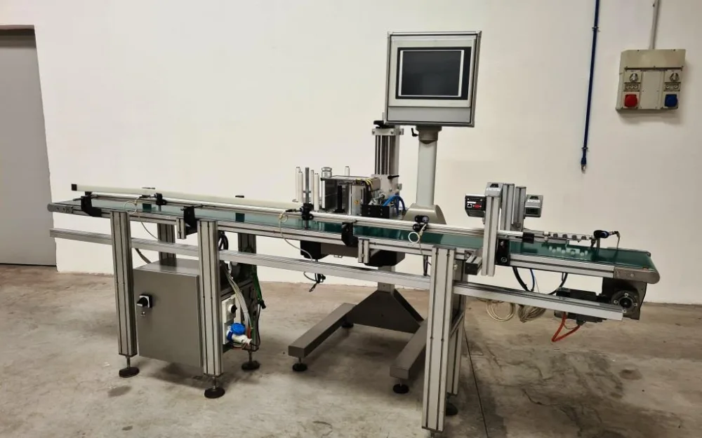 ETICHETTATRICE CON STAMPANTE E NASTRO TRASPORTATORE – IRPLAST – MOD. PA 180 COMPACT