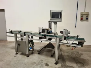ETICHETTATRICE CON STAMPANTE E NASTRO TRASPORTATORE – IRPLAST – MOD. PA 180 COMPACT