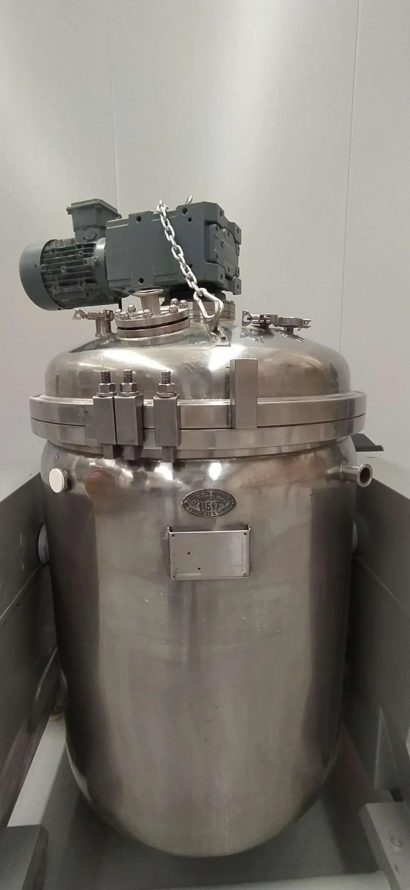 STAINLESS STEEL REACTOR 500 LITERS WITH AGITATION AND USED JACKET