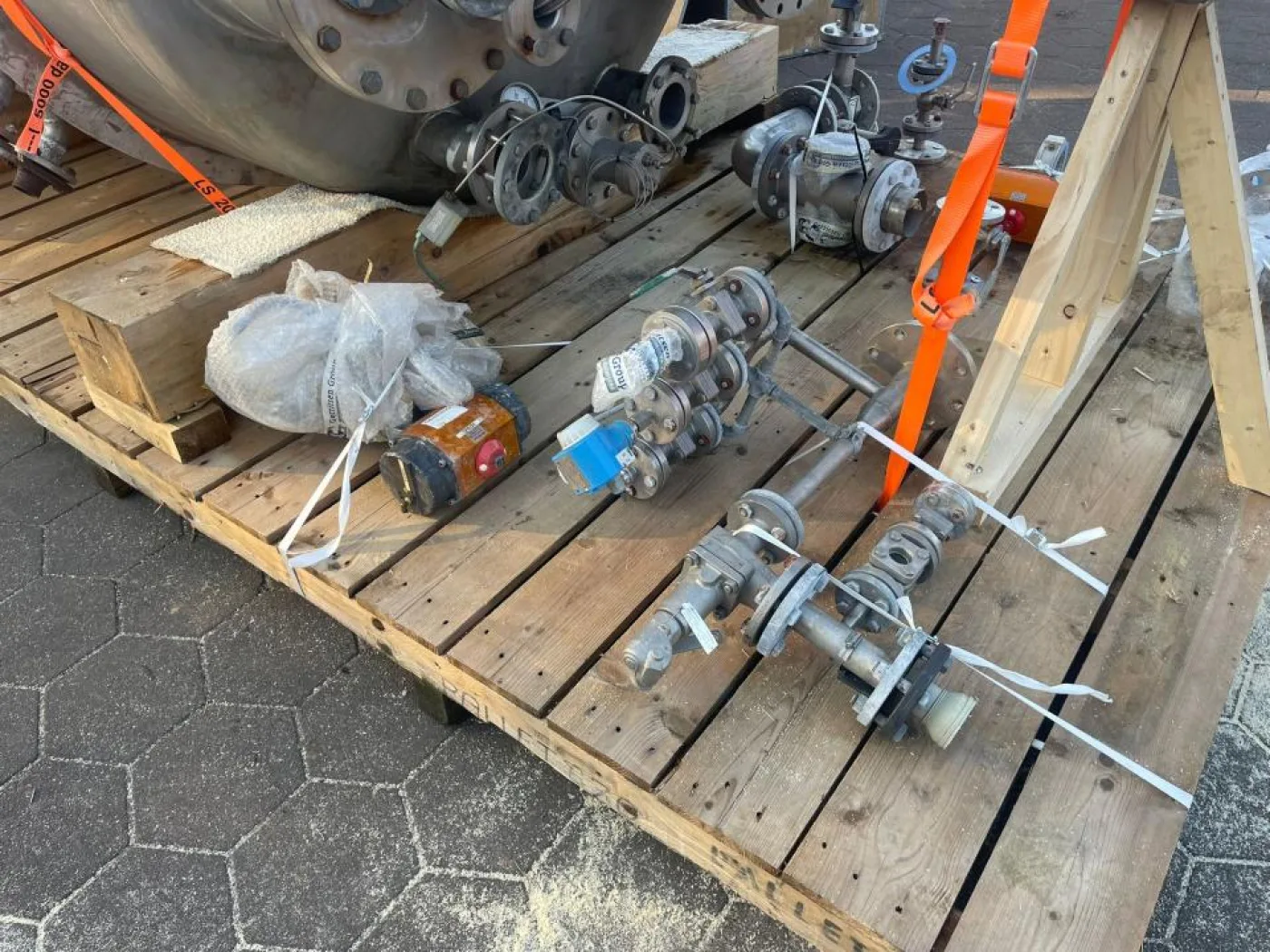 Reactor vessel with half-pipe coil heating/cooling - 4