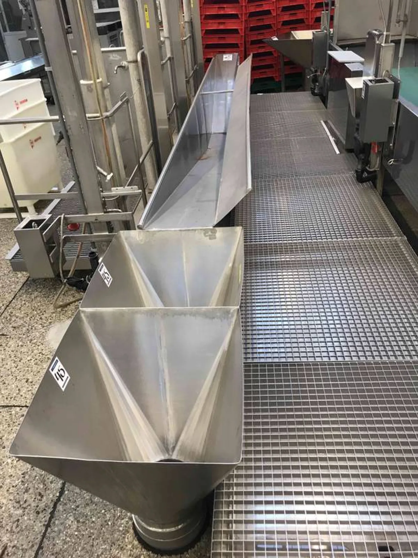 Stationary work platform with rosters - 1