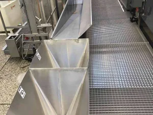 Stationary work platform with rosters