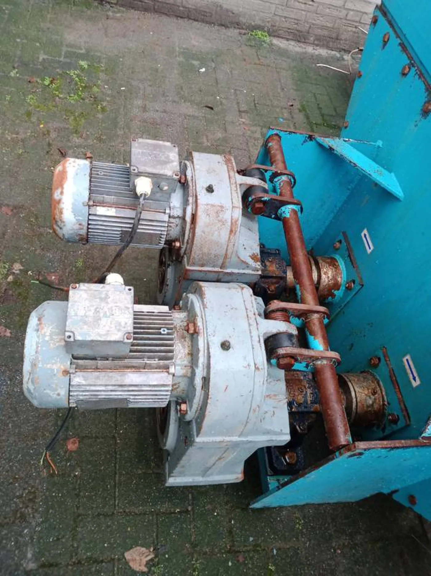 Buffer bin with stirring and emptying mechanism - 5