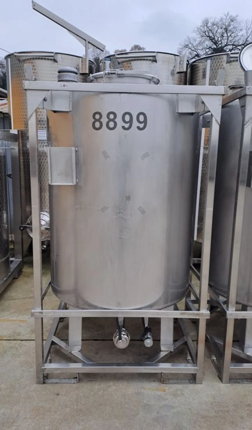 FORK-LIFTABLE/STACKABLE TANKS, CAPACITY 1000 LITERS, SECOND HAND EQUIPMENT