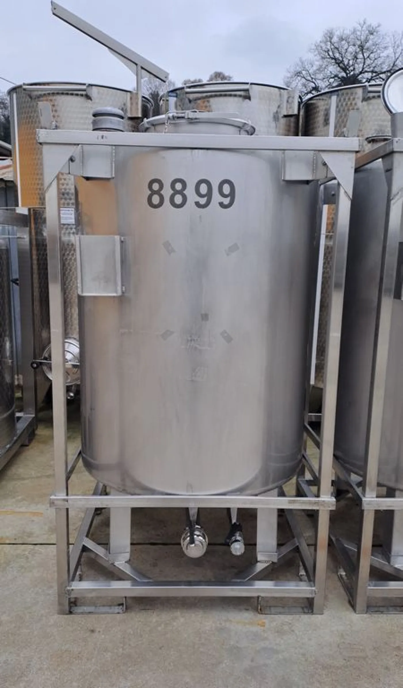 FORK-LIFTABLE/STACKABLE TANKS, CAPACITY 1000 LITERS, SECOND HAND EQUIPMENT - 1