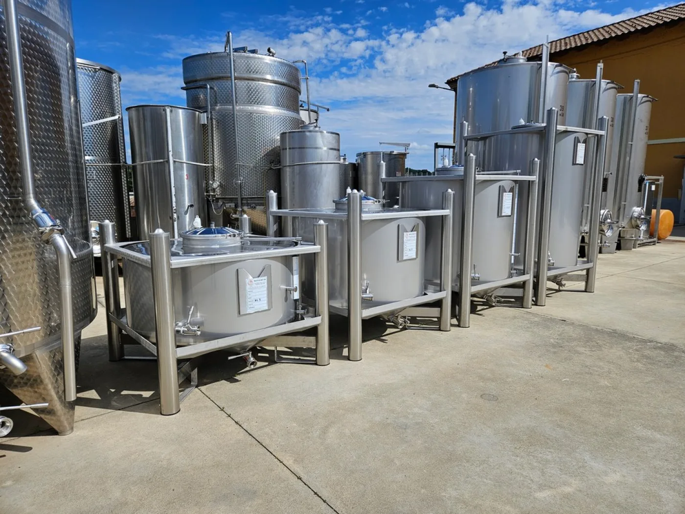 FORK-LIFTABLE/STACKABLE TANKS CAPACITY LITERS 500/700/1.000/1.500 IN STAINLESS STEEL AISI 304, NEW EQUIPMENTS - 2