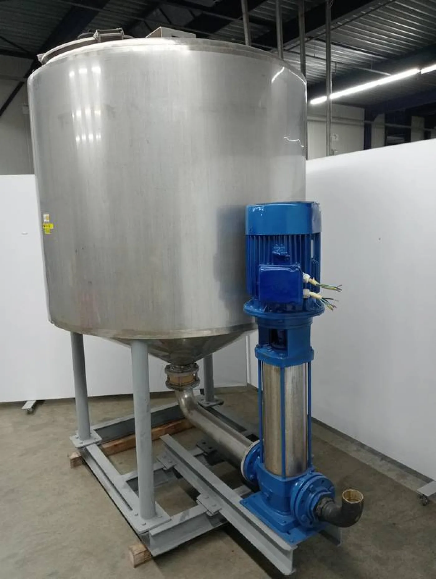 Insulated tank with centrifugal pump - 7