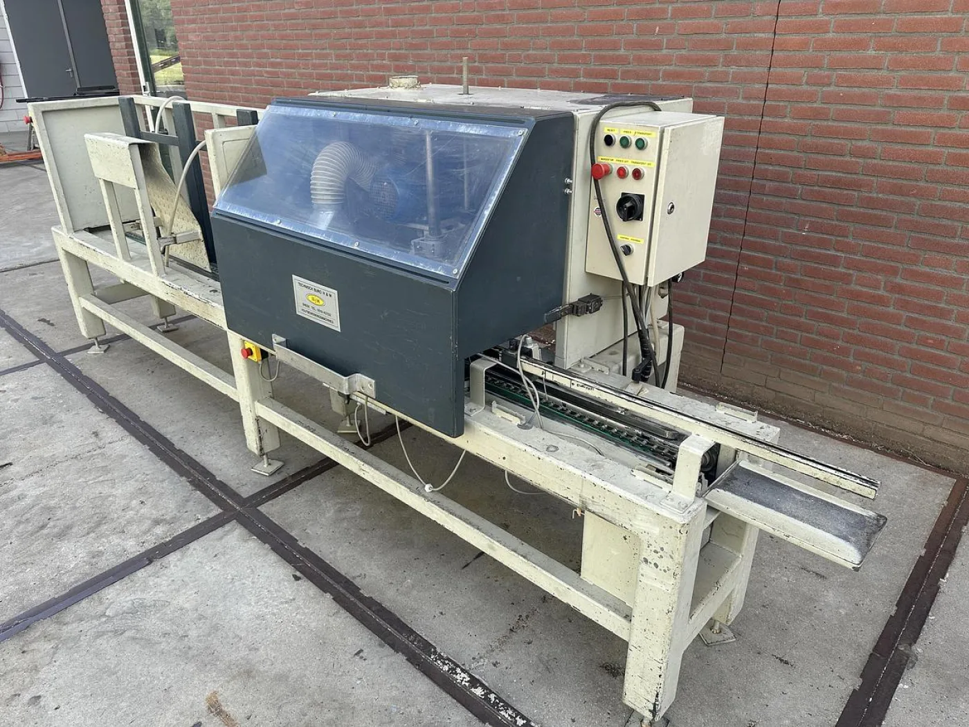 H&M inval frees machine voor pallet planken - 2