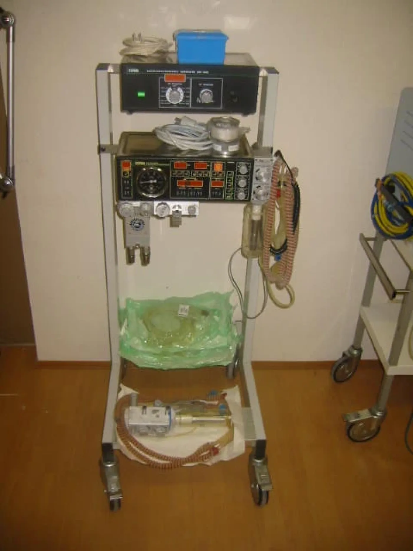 Stephan HF-300 SIMV Beatmungsgerät für Kinder - 1