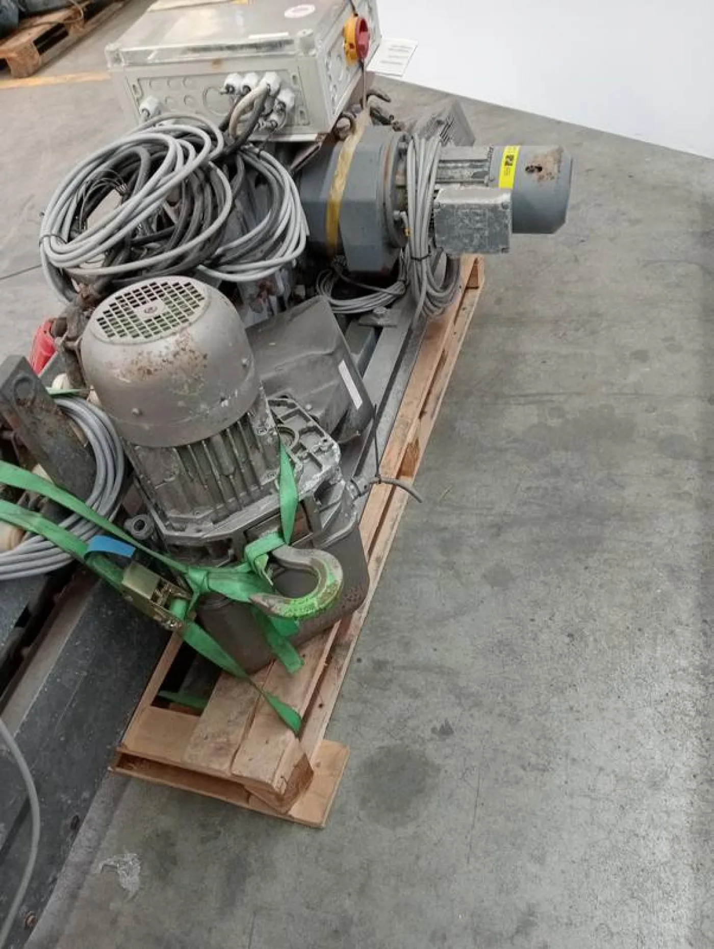 Truck loading and unloading elevator - 5