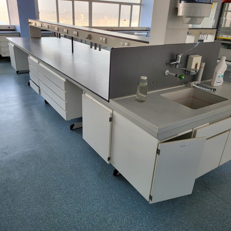 2073 – Used S+B island laboratory table (545 cm)