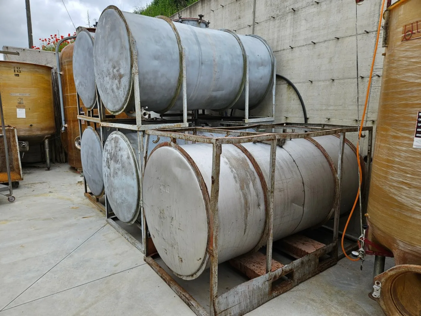 SERIES OF HORIZONTAL STAINLESS STEEL TANKS CAPACITY 2200/2300 LITRES (HL 22/23) STORAGE/TRANSPORT MODEL, WITH IRON FRAME, SECOND-HAND EQUIPMENTS - 2