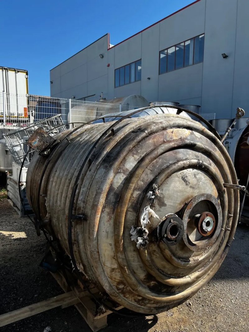 USED STAINLESS STEEL REACTOR 316 3200 LITERS WITH AGITATION AND HALF ROD