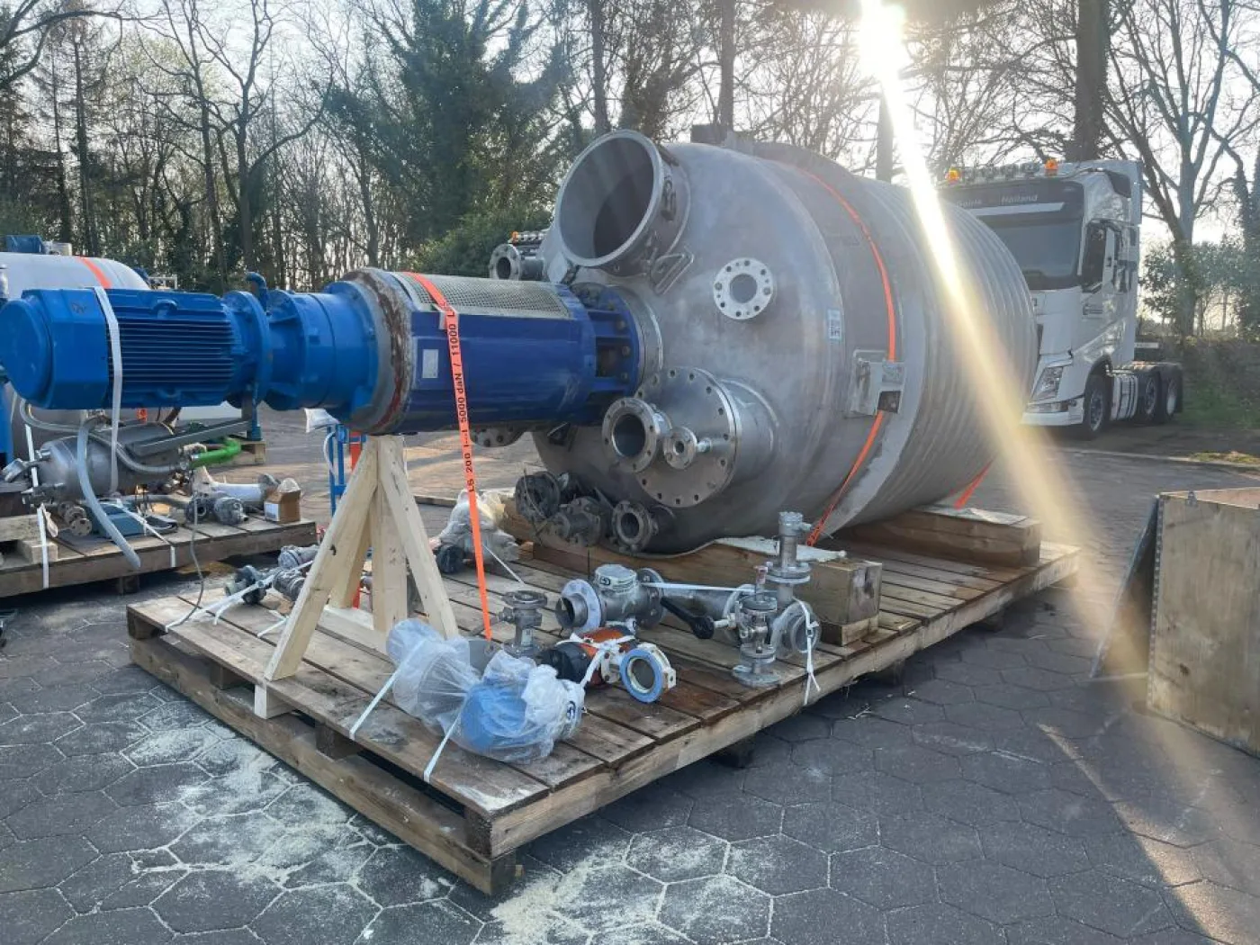 Reactor vessel with half-pipe coil heating/cooling - 5