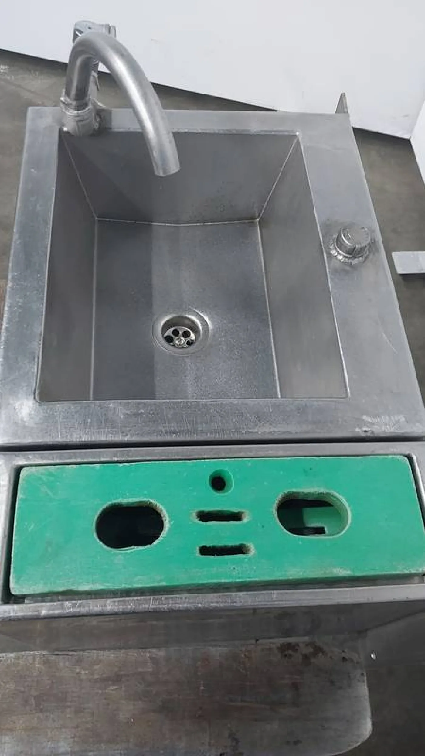 Wash basin with steriliser - 3