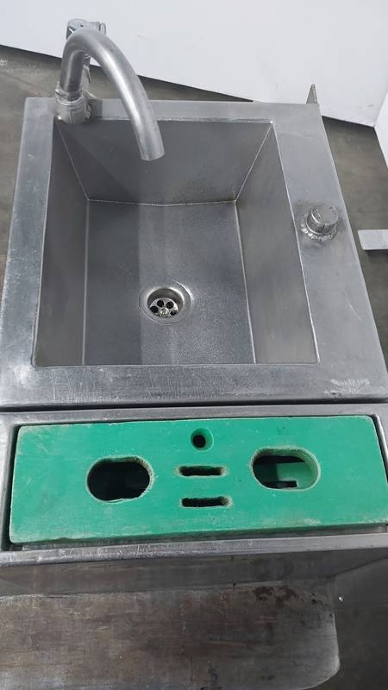 Wash basin with steriliser