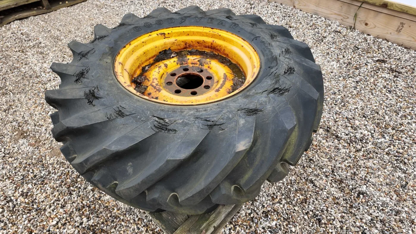 1 - 15.5/80 X 24 Goodyear Sure Grip Tyre - 1