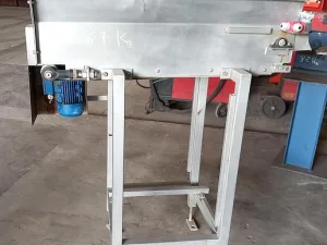 Tapete alimentador de inox para produtos alimentares.