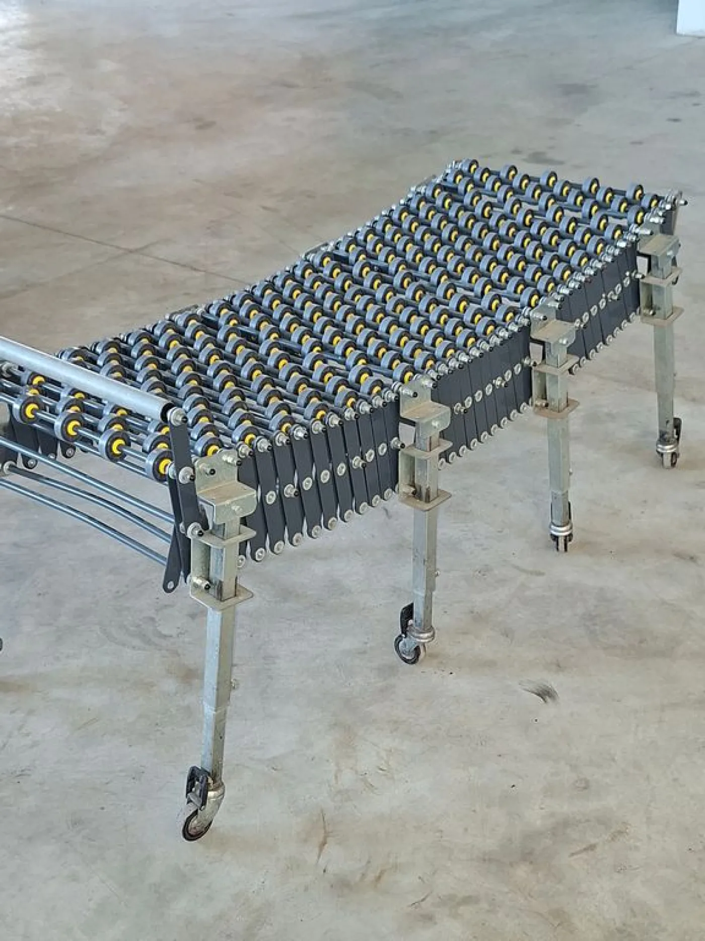 FLEXIBLE ACCORDION-TYPE ROLLER CONVEYOR WITH PLASTIC ROLLERS, SECOND HAND EQUIPMENT - 4