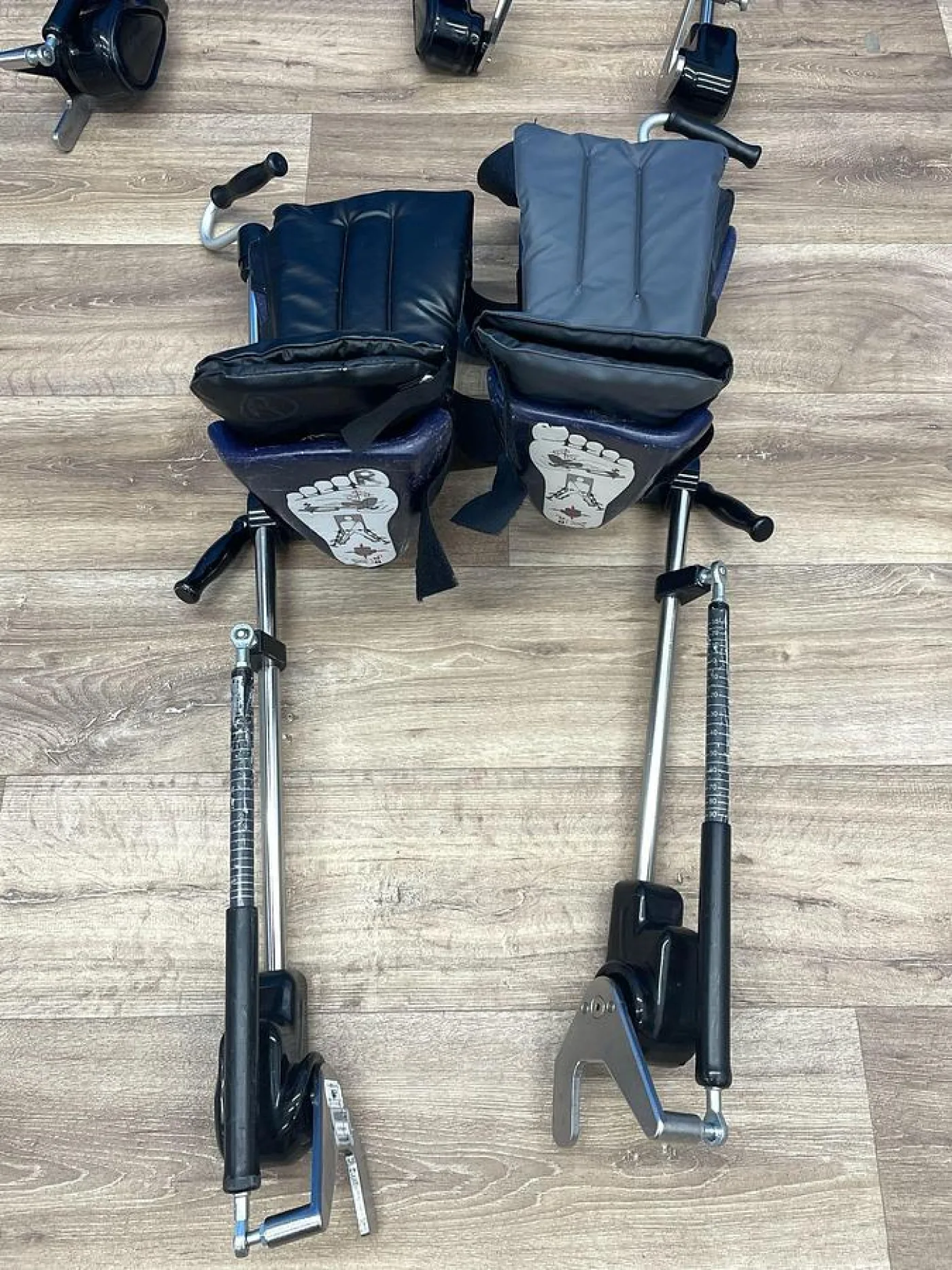 F-YFES-RT Finned Stirrup Foot Stand - 6