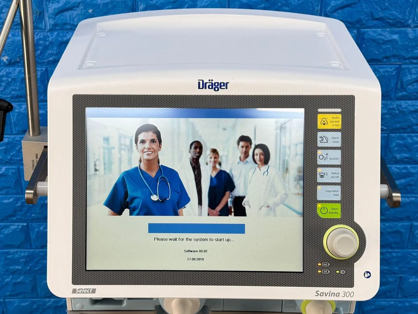 Drager Savina 300 Ventilator with low working Hours YOM: 2020 - 4