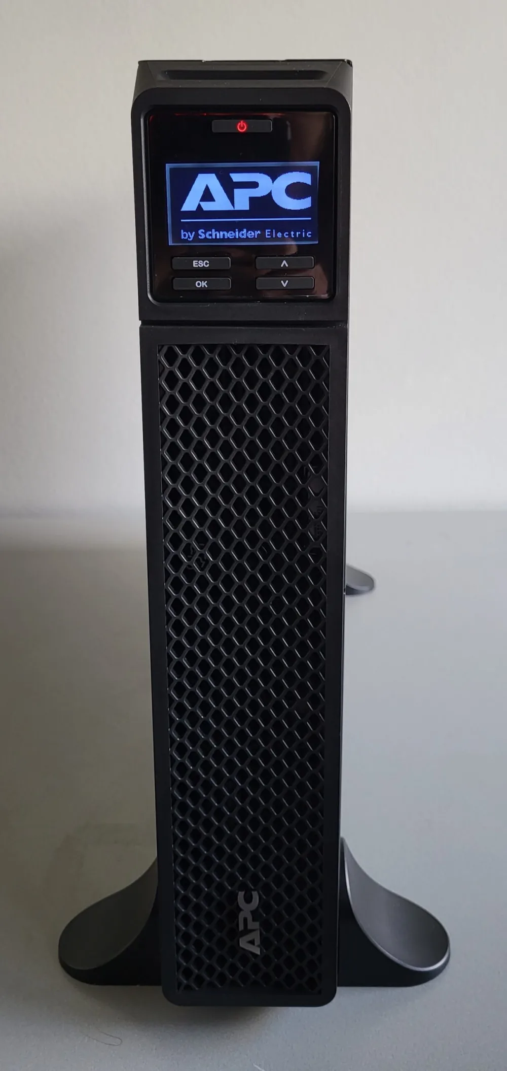 2113 - As new APC SRT3000XLI uninterruptible Power Supply