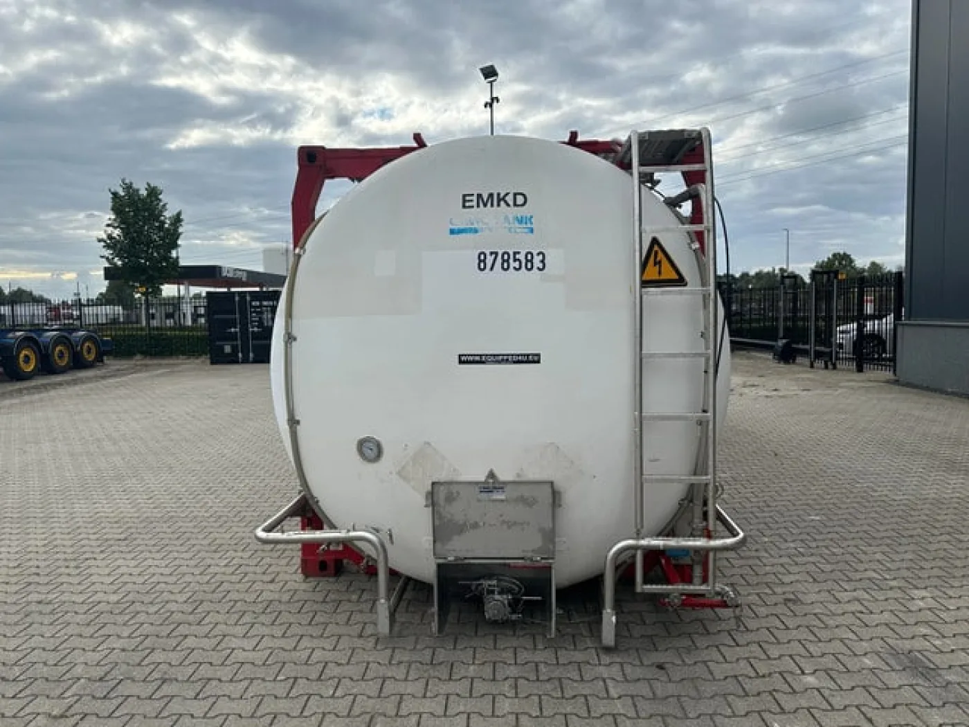 34.820L / 1-comp. / 4 BAFFLES / 20FT swapbody / T11 / EMKD / ADR 5Y + CSC-inspection: 01/2027 INSIDE DAMAGE FOR STORAGE ONLY!!! - 4