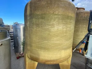 DEPÓSITO AGITADOR DE POLIESTER 2.500L