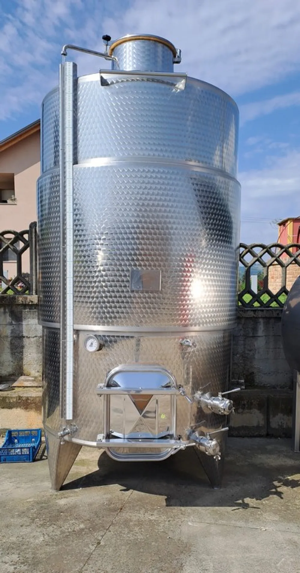 STAINLESS STEEL TANK, CAPACITY LITERS 3800 (HL 38) ABOUT, INCLINED FLAT BOTTOM WITH INSULATED BAND, WINEMAKING MODEL, SECOND-HAND EQUIPMENT