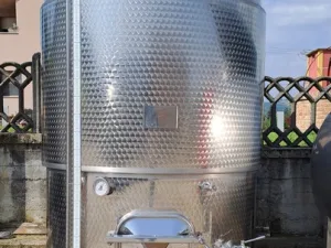 STAINLESS STEEL TANK, CAPACITY LITERS 3800 (HL 38) ABOUT, INCLINED FLAT BOTTOM WITH INSULATED BAND, WINEMAKING MODEL, SECOND-HAND EQUIPMENT